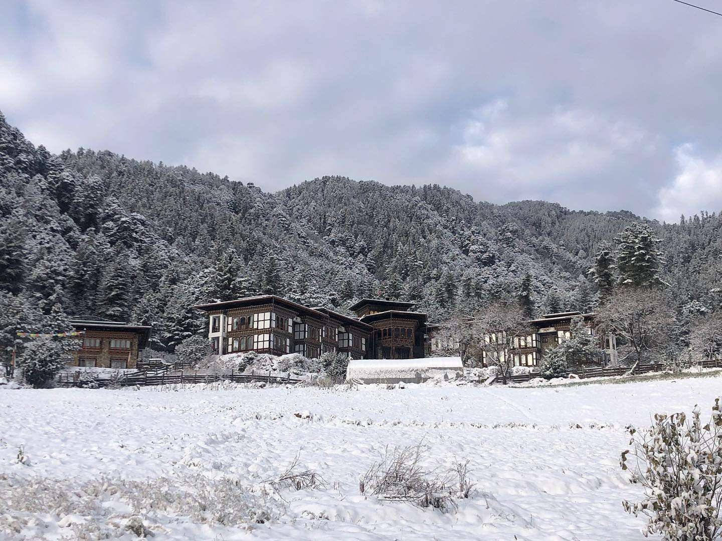 Dewachen Hotel im Winter mit Schnee