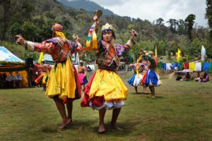 Das Tsechu ist ein weltweit bekanntes, aus Bhutan stammendes Fest, bei dem Tänzer in einzigartigen Kostümen traditionelle Tänze aufführen.
