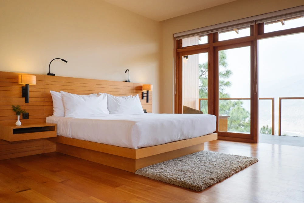 Stilvolles Schlafzimmer mit modernem Holzbett, großen Fenstern und natürlichem Tageslicht