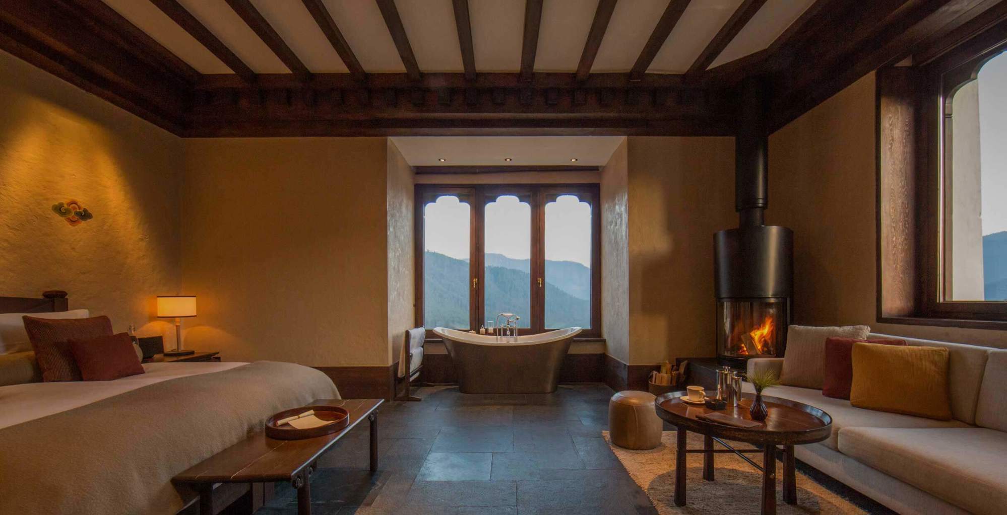 Gemütliches Gästezimmer in der Gangtey Lodge mit Holzmöbeln und Ausblick auf das Tal