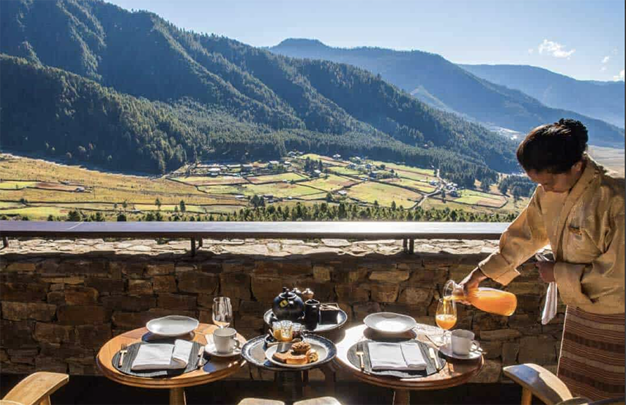 Außenansicht der Gangtey Lodge in Bhutan mit traditioneller Architektur im Klosterstil