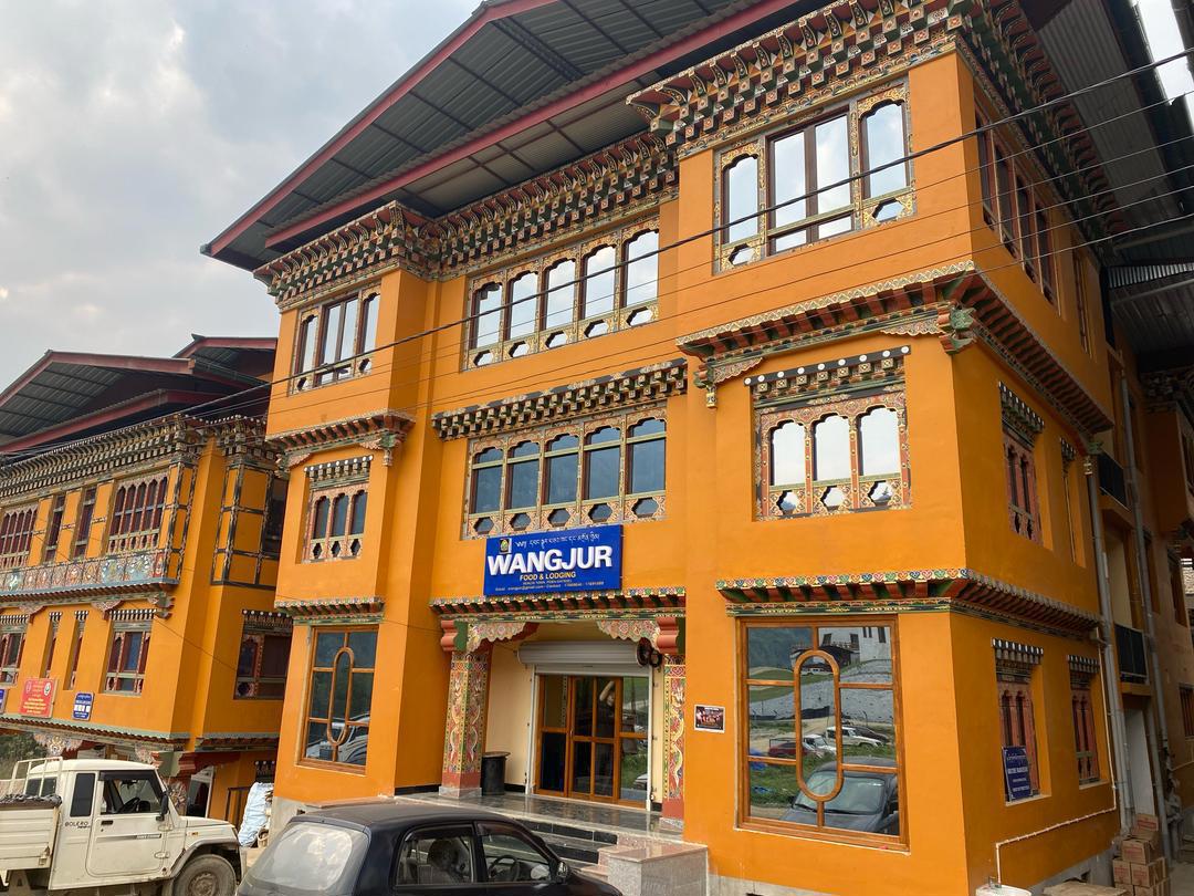 Modernes Gästezimmer im Wangjur Hotel in Pema Gatshel mit traditionellem Touch