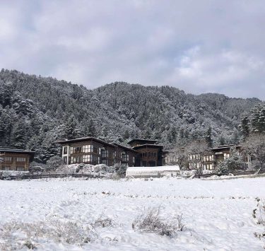 Dewachen Hotel im Winter mit Schnee
