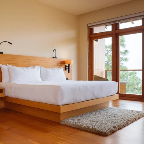 Stilvolles Schlafzimmer mit modernem Holzbett, großen Fenstern und natürlichem Tageslicht