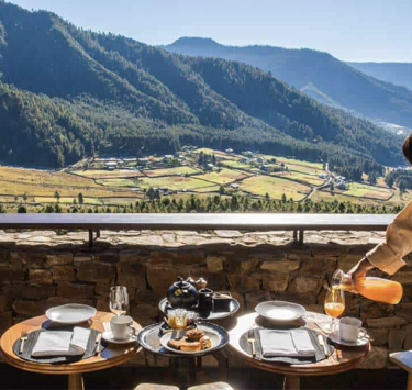 Außenansicht der Gangtey Lodge in Bhutan mit traditioneller Architektur im Klosterstil