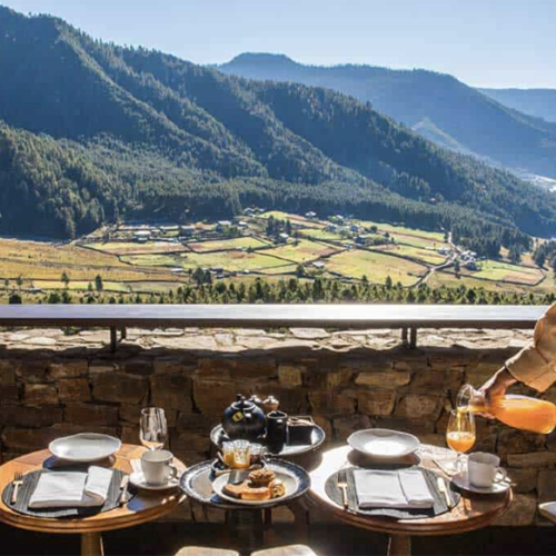 Außenansicht der Gangtey Lodge in Bhutan mit traditioneller Architektur im Klosterstil