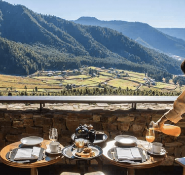 Außenansicht der Gangtey Lodge in Bhutan mit traditioneller Architektur im Klosterstil