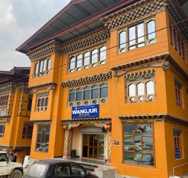 Modernes Gästezimmer im Wangjur Hotel in Pema Gatshel mit traditionellem Touch