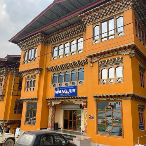 Modernes Gästezimmer im Wangjur Hotel in Pema Gatshel mit traditionellem Touch