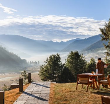Sonnenaufgang über dem Phobjikha-Tal mit Blick von der Lodge-Terrasse.