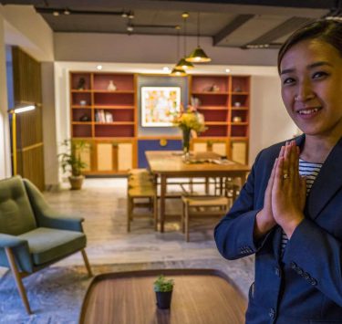 Nomad Boutique Hotel Rezeptionist Begrüßung von Gästen