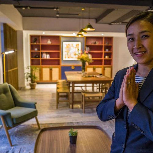 Nomad Boutique Hotel Rezeptionist Begrüßung von Gästen