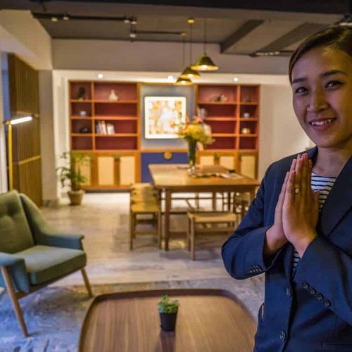 Nomad Boutique Hotel Rezeptionist Begrüßung von Gästen